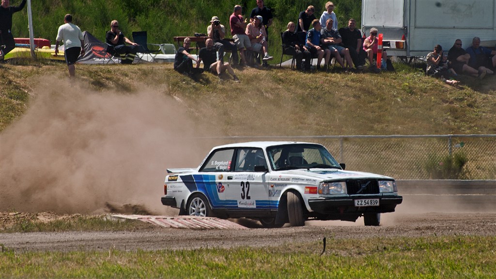 Kurt Mejer og Steen Bøgelund gav de mange tilskuere på Korskrobanen noget at tale om, når den hurtige Volvo 242 Turbo blev kastet rundt på banen
(Foto: Viggo Johansen - rallypics.dk )